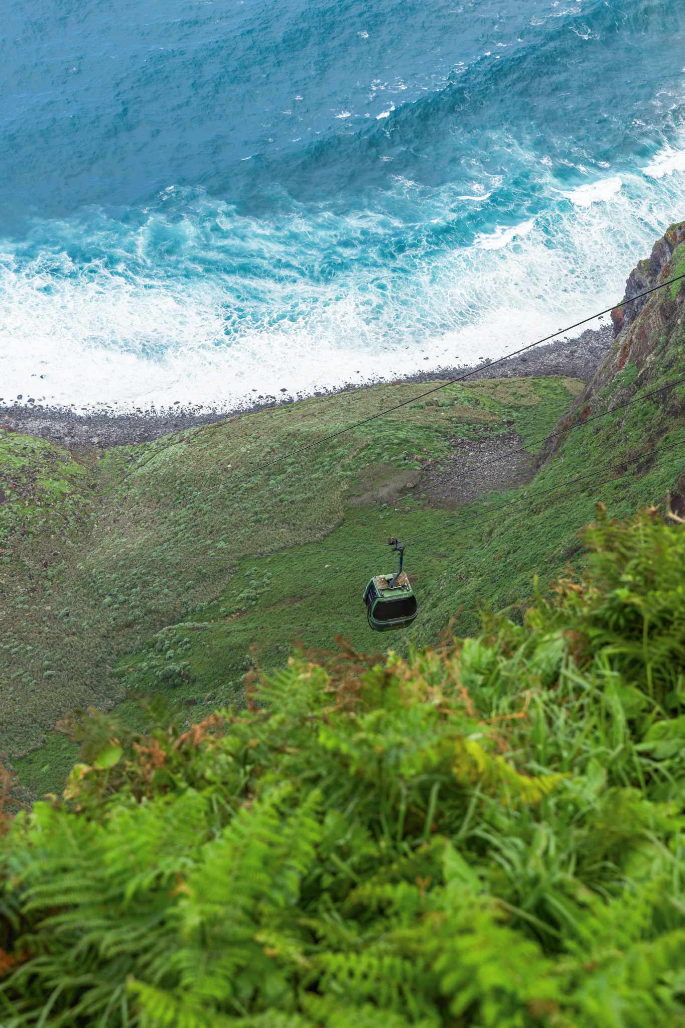 GettyImages-2218964848.jpg Seilbahn von Achadas da Cruz an der Steilküste Madeiras mit Blick auf den Atlantik und die steilen Hänge der Nordküste