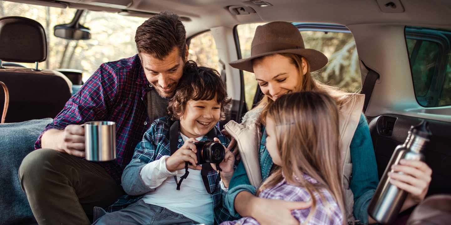 familienrundreise-eltern-mit-zwei-kindern-im-auto-g-1176700990.jpg