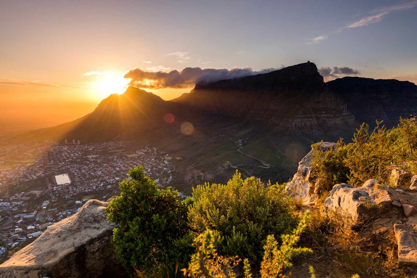 suedafrika-kapstadt-tafelberg-sonnenuntergang-t-627975254.jpg