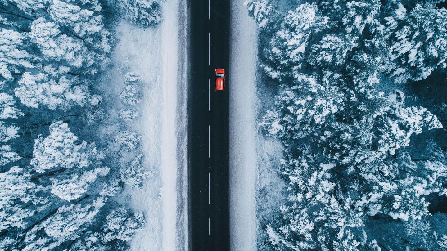 deutschland-luftaugnahme-straße-auto-winter-g-898903008.jpg
