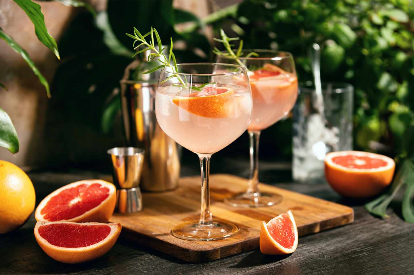 ukraine-rosa-grapefruit-und-rosmarin-gin-cocktail-g-1323890695.jpg
