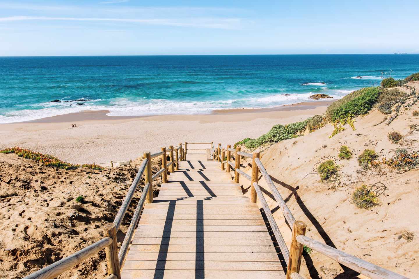 Holzsteg durch Dünen zur Praia do Malhão mit Sandstrand und Atlantik bei Vila Nova de Milfontes, Portugal