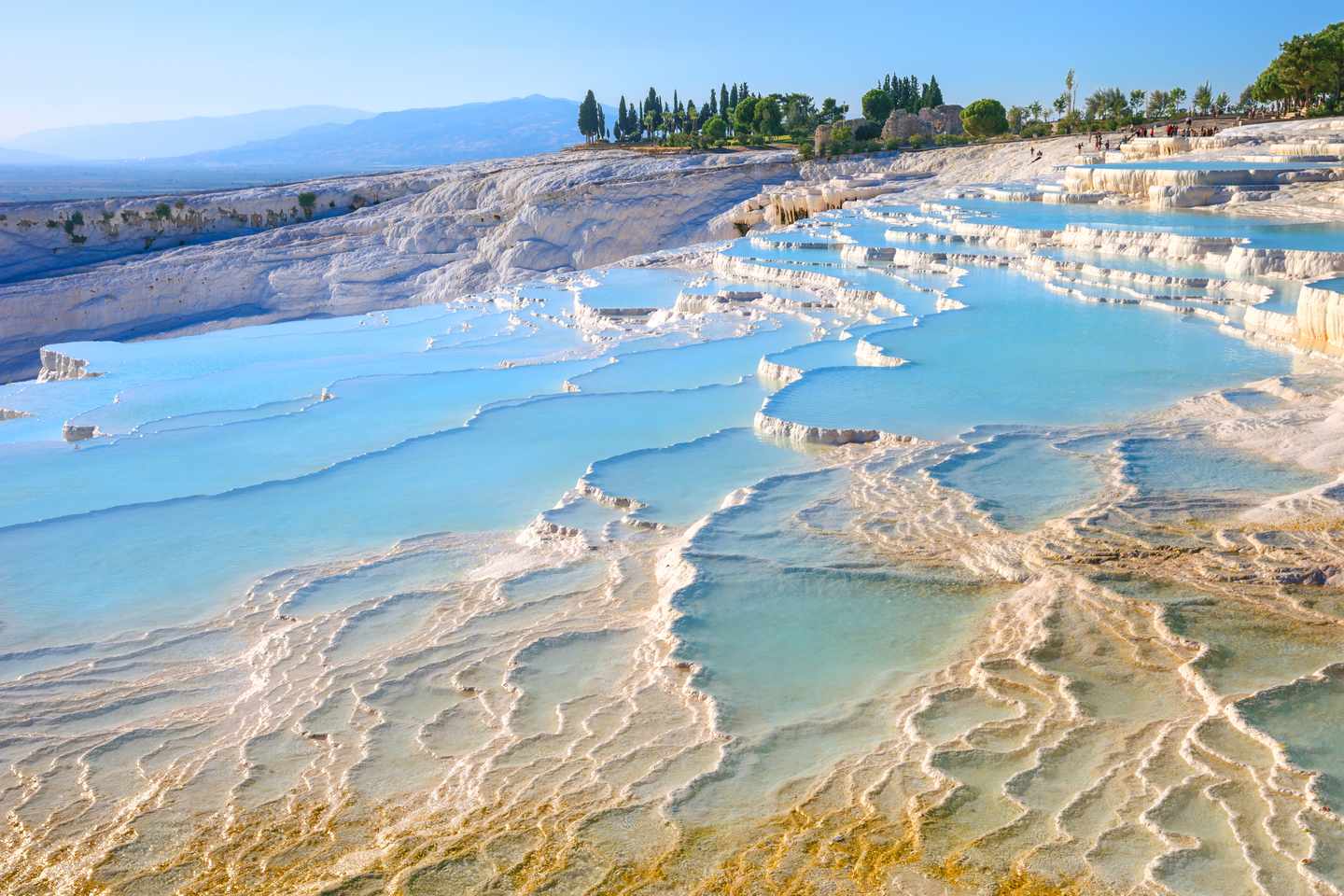 tuerkei-denizli-pamukkale-g-1055027792.jpg Türkei Urlaub: Weiße Kalksteinterrassen von Pamukkale mit türkisblauem Thermalwasser