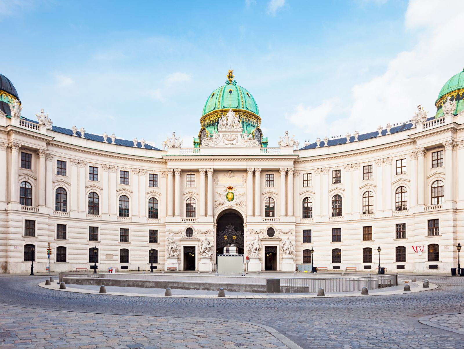 Michaelertrakt der Wiener Hofburg mit grüner Kuppel und historischem Eingang am Michaelerplatz