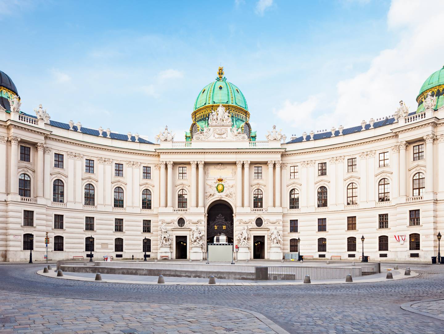 GettyImages-660314545.jpg Michaelertrakt der Wiener Hofburg mit grüner Kuppel und historischem Eingang am Michaelerplatz