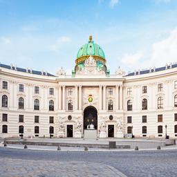 Michaelertrakt der Wiener Hofburg mit grüner Kuppel und historischem Eingang am Michaelerplatz