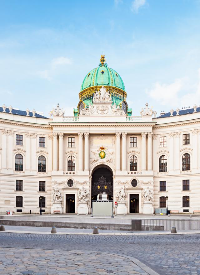 Städtereisen Wien Michaelertrakt der Wiener Hofburg mit grüner Kuppel und historischem Eingang am Michaelerplatz