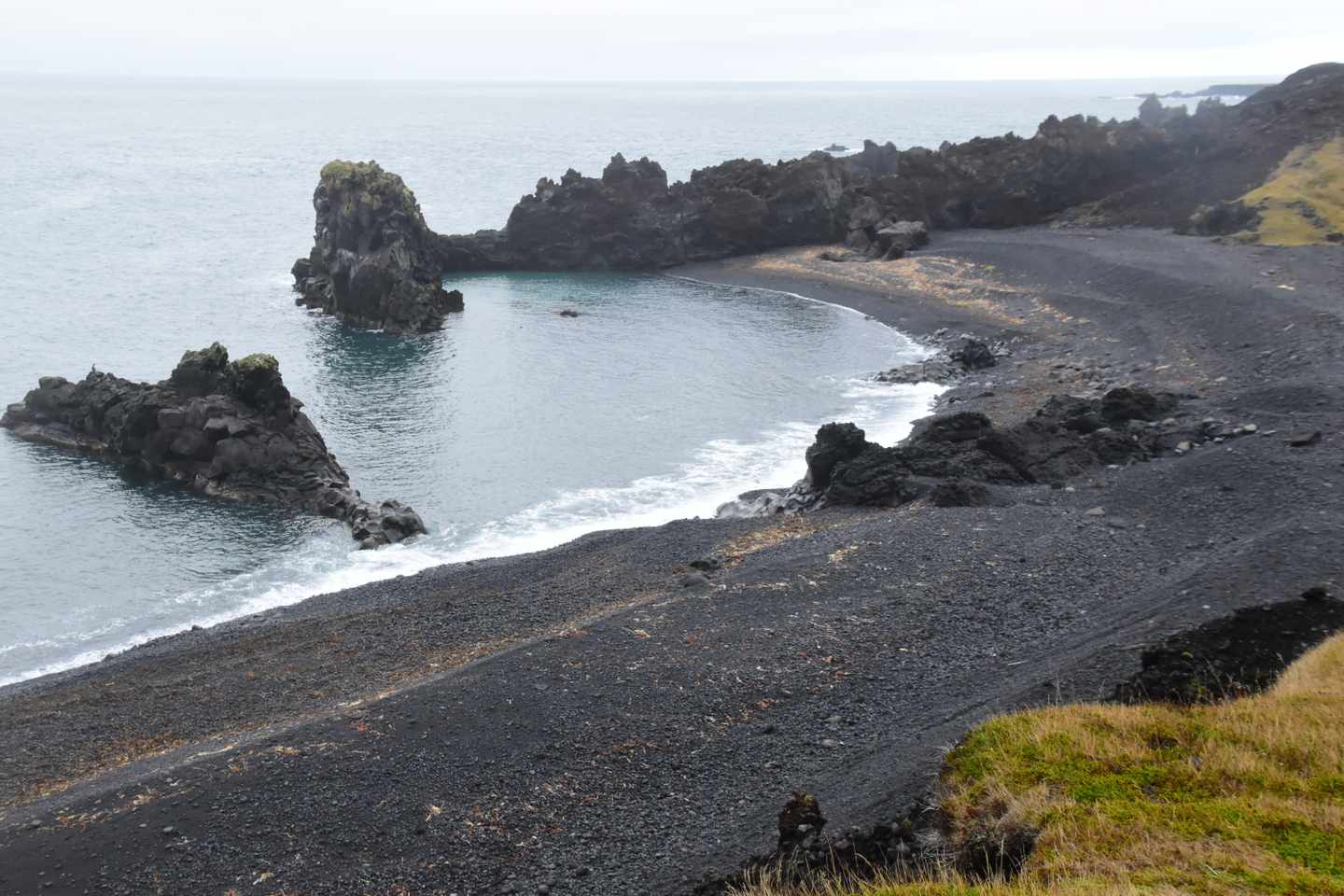 blt0578e85653f5bb0d-island-djupalonssandur-strand-i-lena-herrmann.JPG Blick auf Djupalonssandur in Island