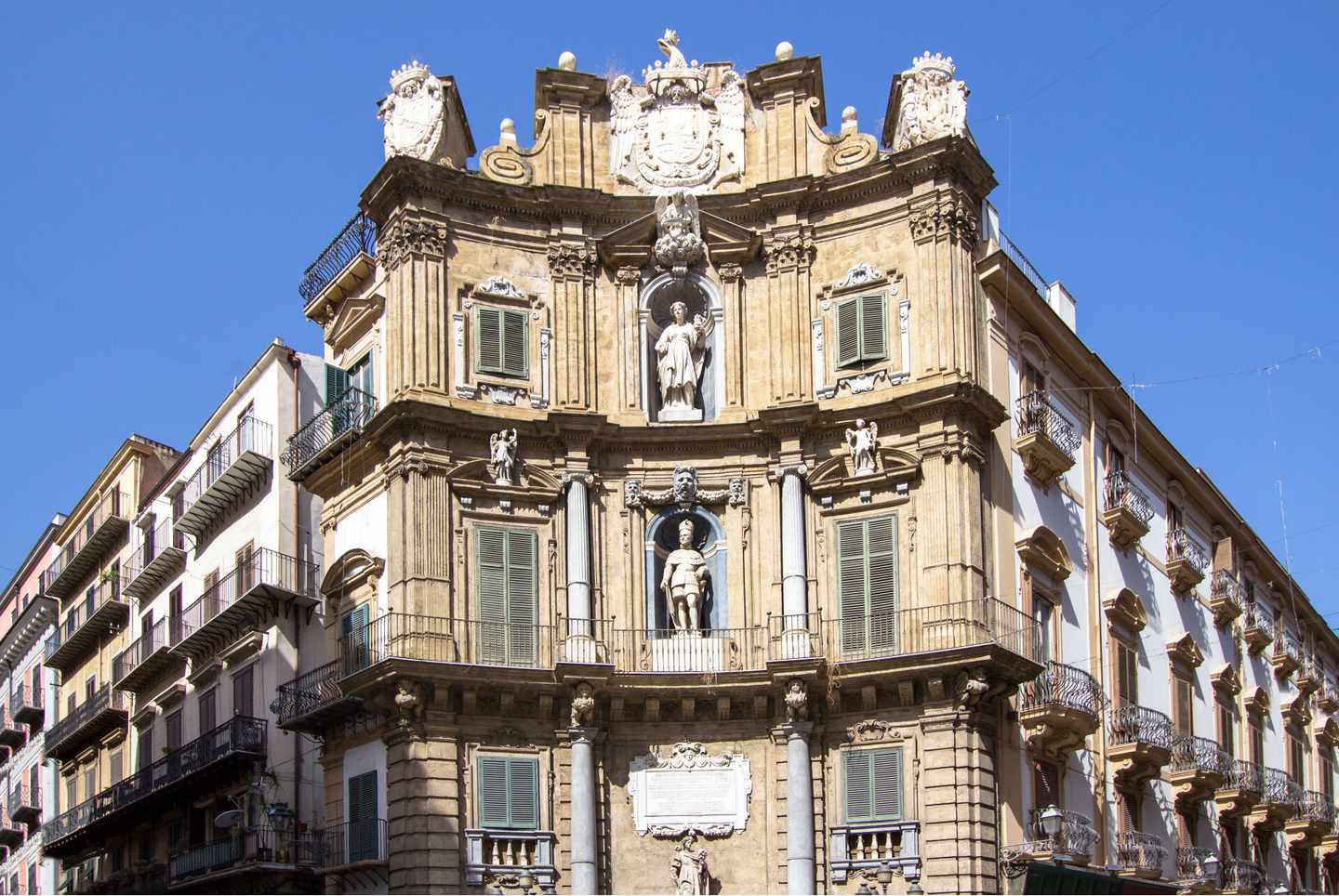 italien-sizilien-palermo-altstadt-klein-g-897070878.jpg