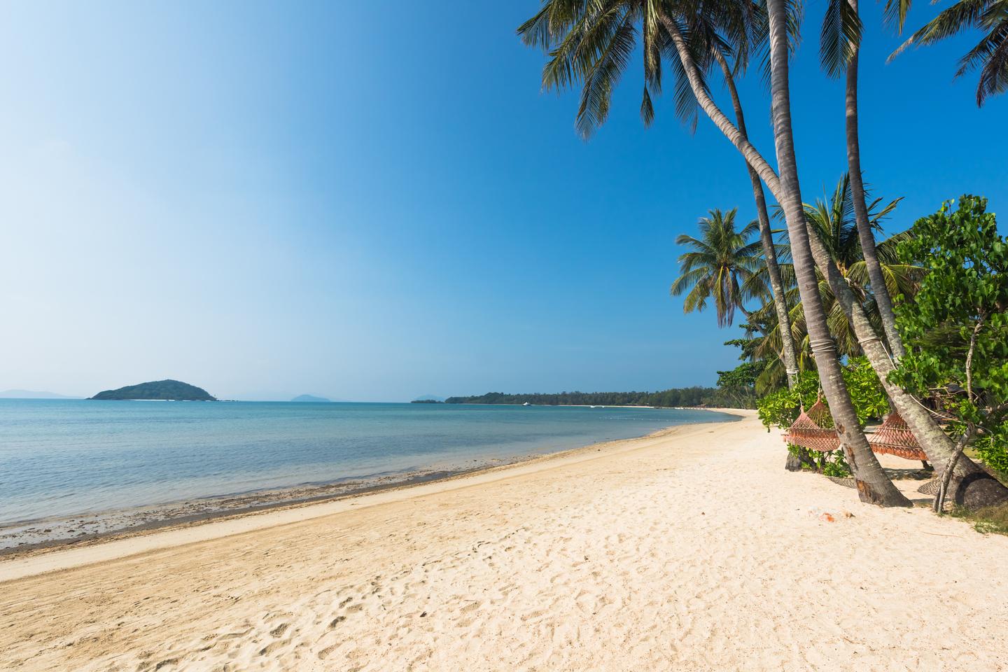thailand-koh-chang-strand-haengematte-t-610865226.jpg