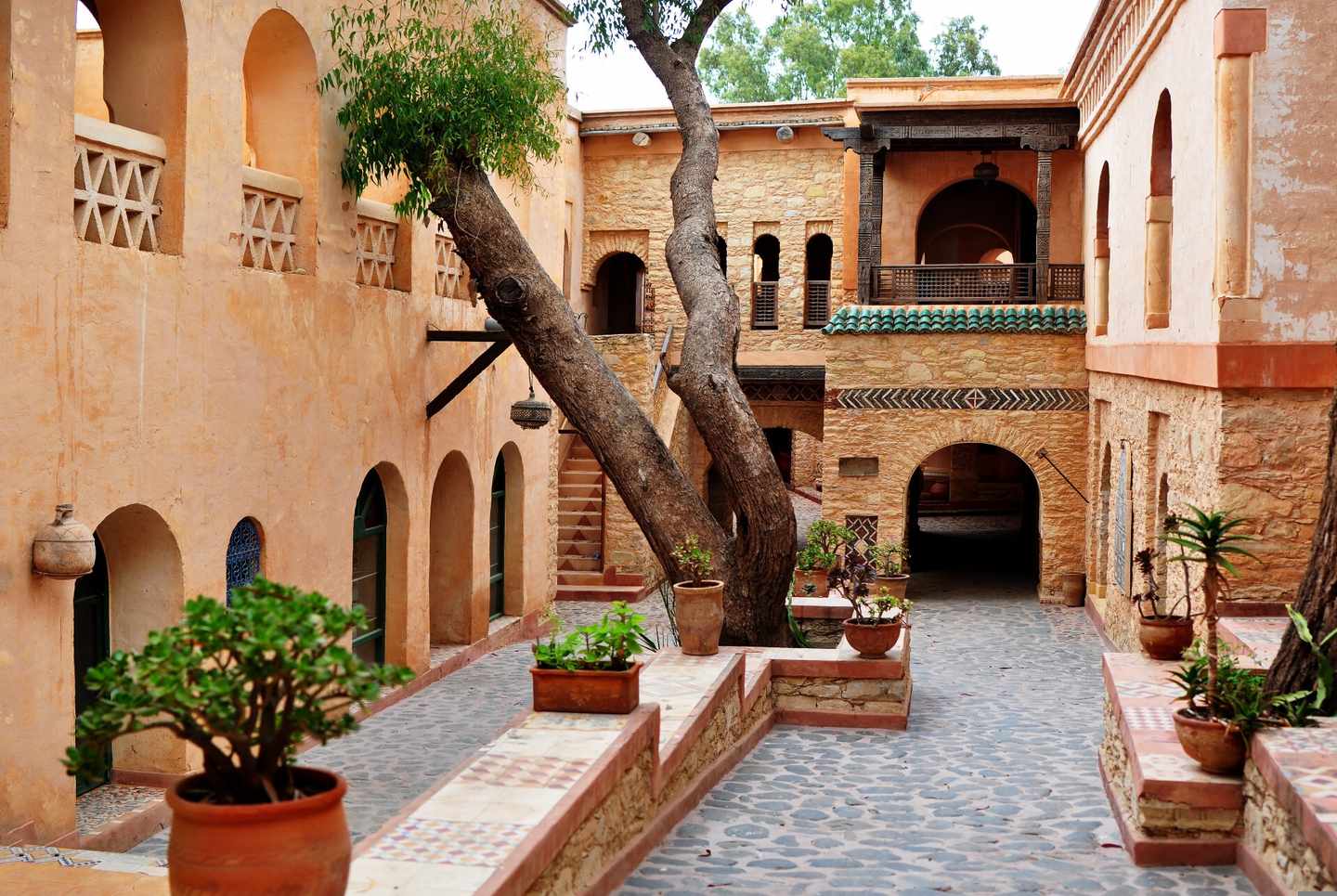 marokko-agadir-altstadt-hinterhof-klein-g-480689118.jpg