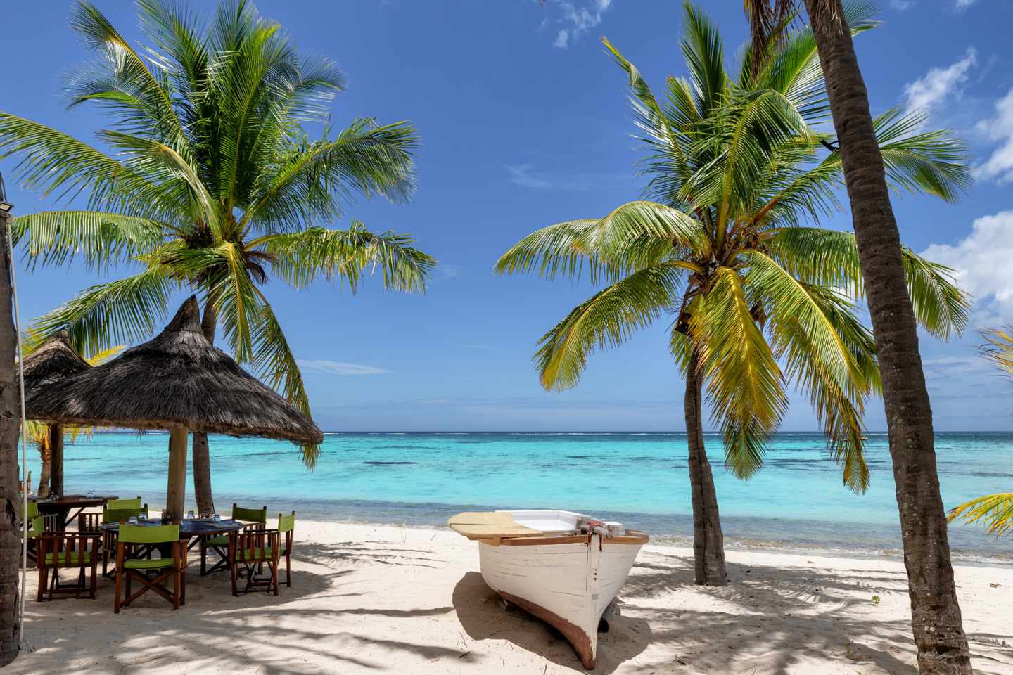 mauritius-strandcafe-und-boot-am-sandstrand-g-1391519850.jpg