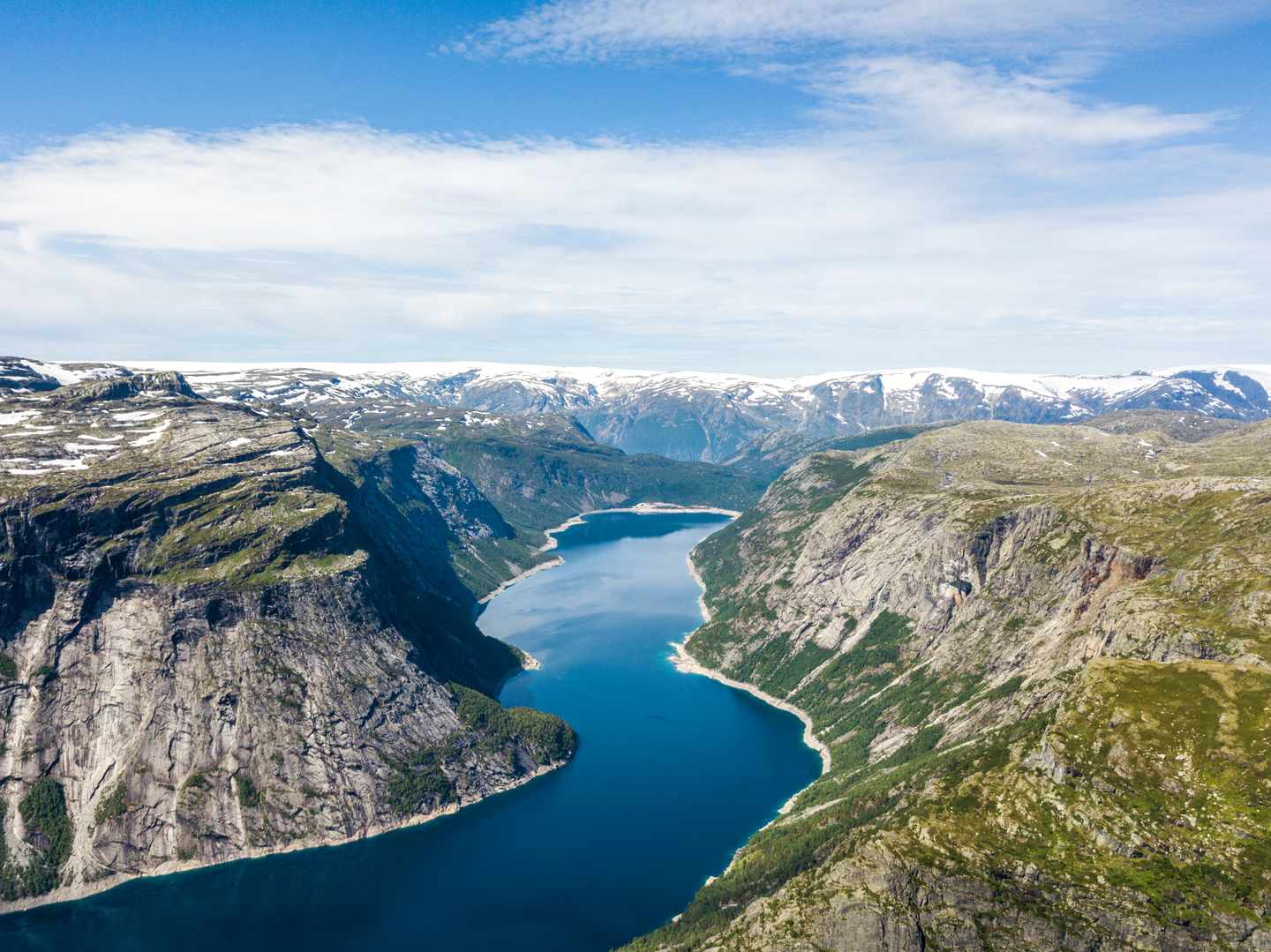 Luftaufnahme des Ringedalsvatnet-Sees zwischen steilen Felswänden und Hochebene bei Odda in Norwegen