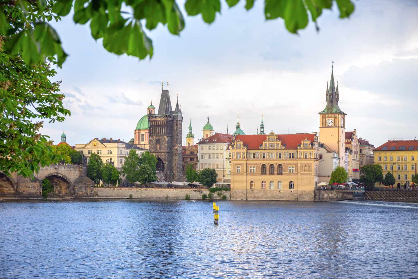 tschechien-prag-karlsbruecke-am-abend-g-1066840192.jpg