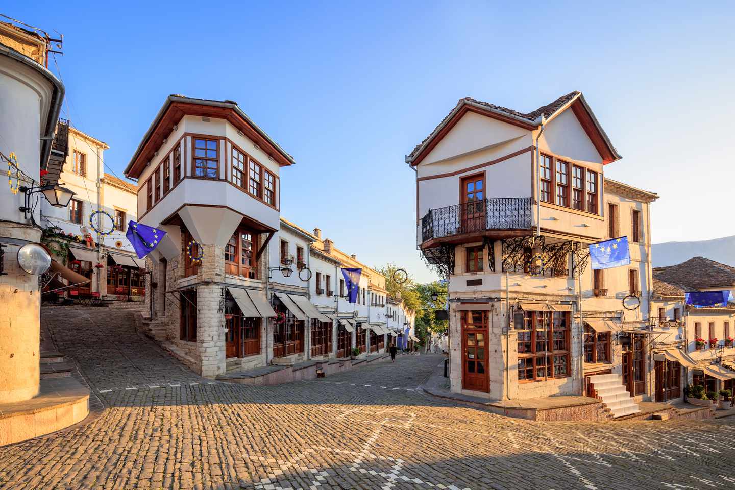 albanien-gjirokaster-straße-in-altstadt-g-1414711079.jpg
