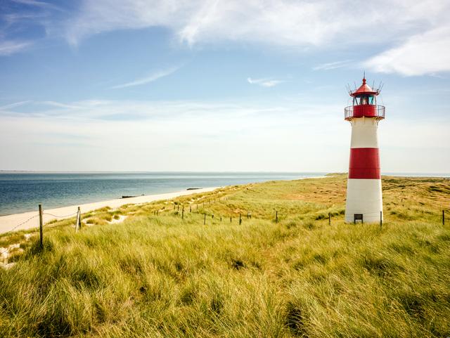 Zu den Angeboten Nordsee - Bahn & Hotel buchen - Blick auf die Dünen und den Leuchtturm auf Sylt