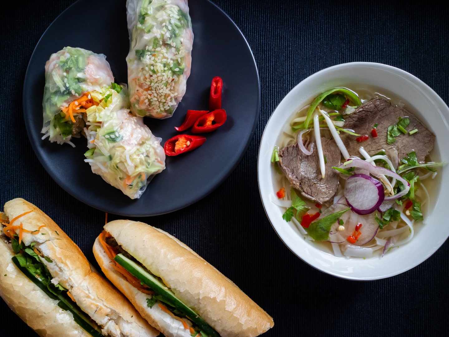 vietnam-essen-pho-banh-mi-sommerrolle-g-1165107261.jpg