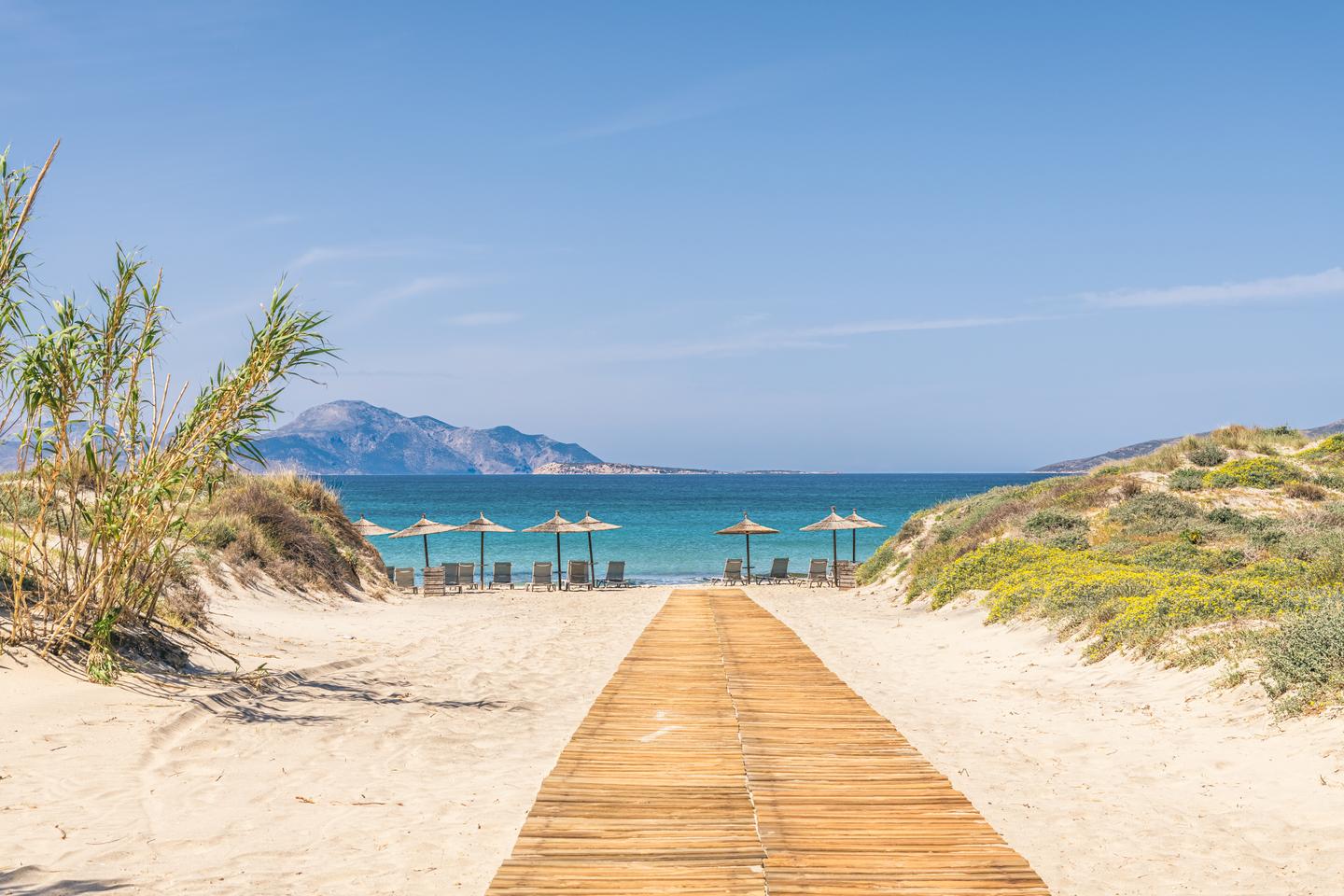 griechenland-kos-strand-weg-sonnenschirme-g-1482598241.jpg
