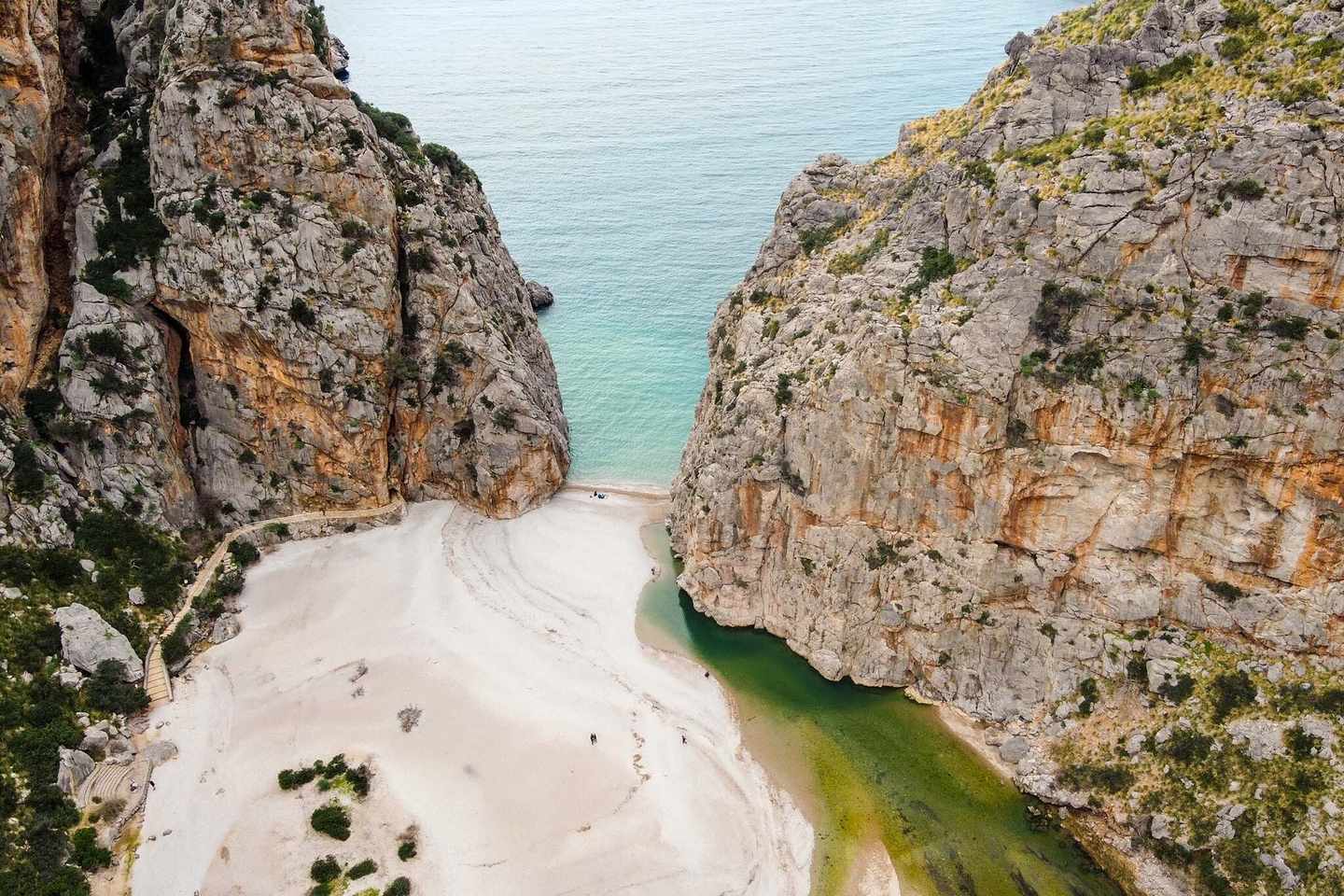 spanien-mallorca-westen-sa-calobra-luftaufnahme-vom-strand-mit-meer-und-bergen-g-1203999031.jpg