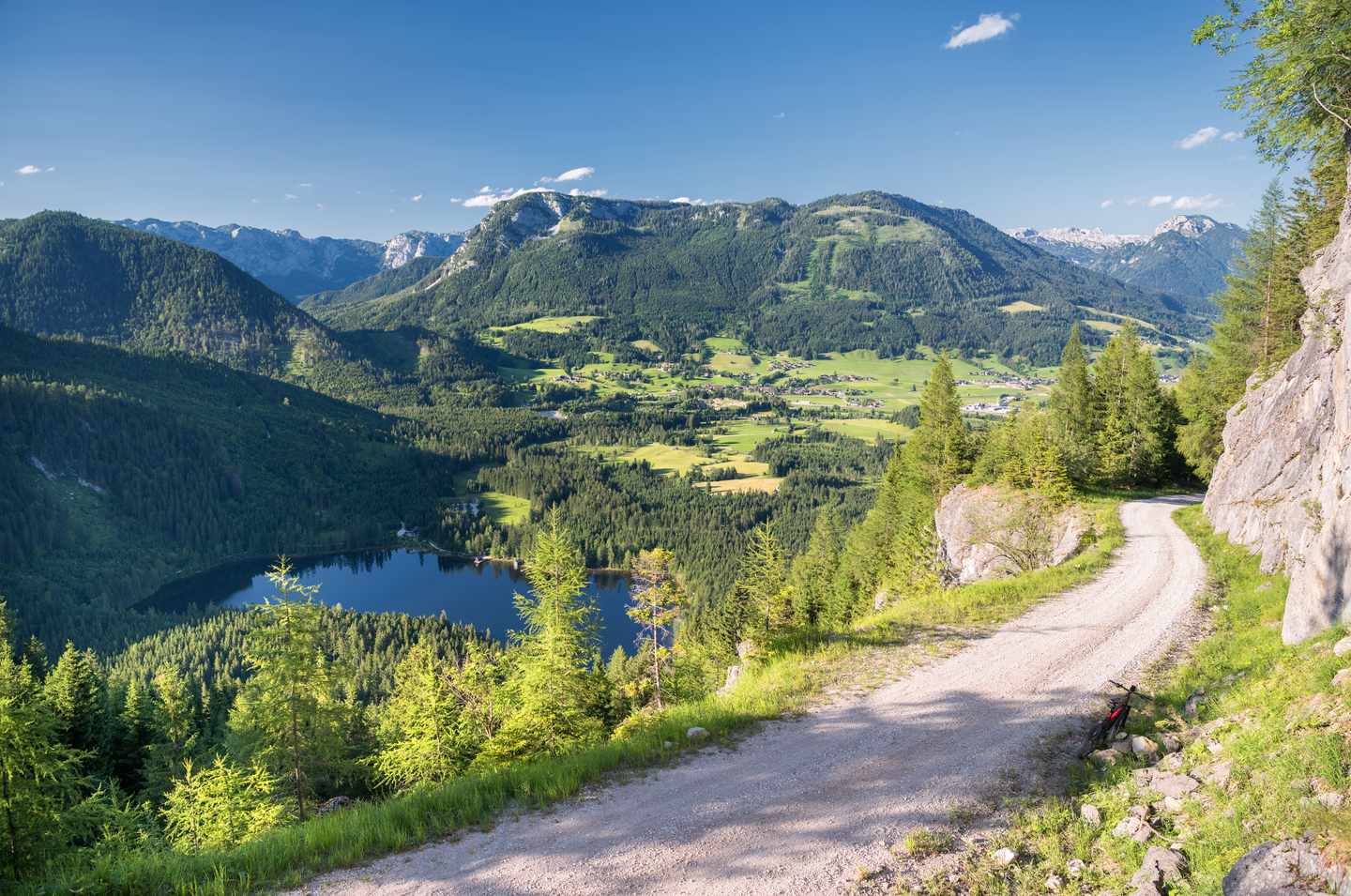 oesterreich-oberoesterreich-salzkammergut-bad-mitterndorf-oedensee-aussicht-von-oben-g_544099944.jpg