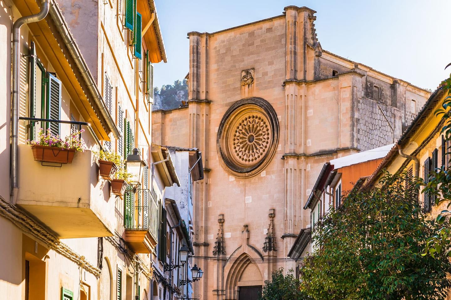 spanien-mallorca-maerkte-blick-auf-kirche-esporles-g-920666446.jpg