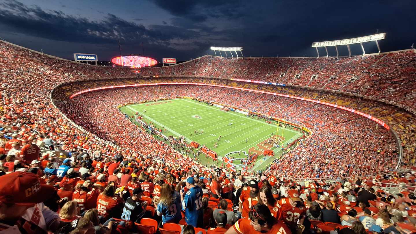 blt6f73825dc8fa8bd4-20251012_190040.jpg Spiel der Kansas City Chiefs – Fans im Stadion