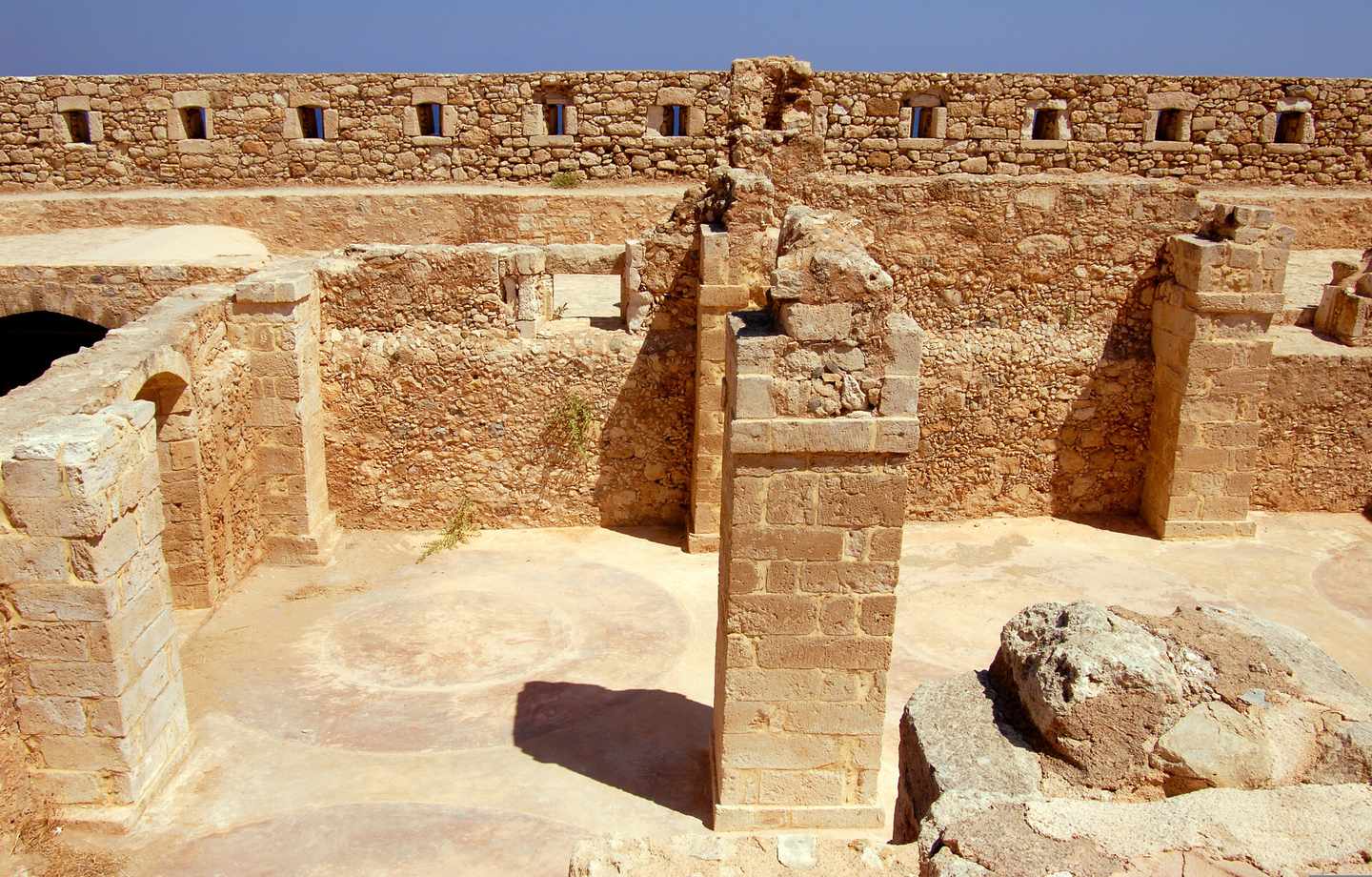 griechenland-kreta-chania-festung-firka-klein-g-693403360.jpg