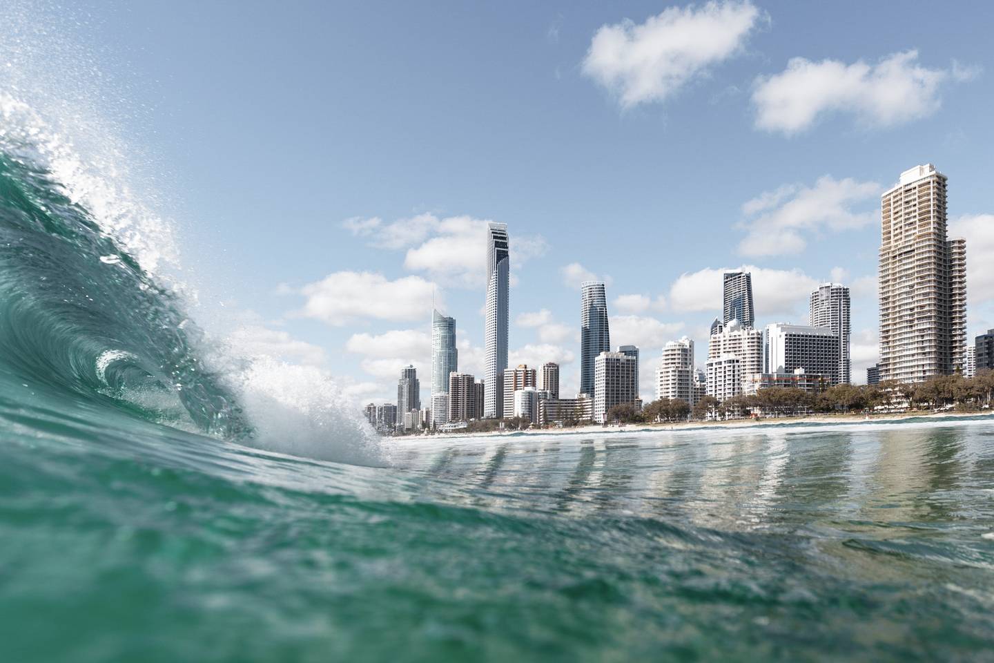 blt257e9dedb84d671f-Australien-Welle-am-Strand-mit-Blick-auf-Stadt-g-504797138.jpg Australien-Welle-am-Strand-mit-Blick-auf-Stadt-g-504797138.jpg