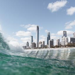Australien-Welle-am-Strand-mit-Blick-auf-Stadt-g-504797138.jpg