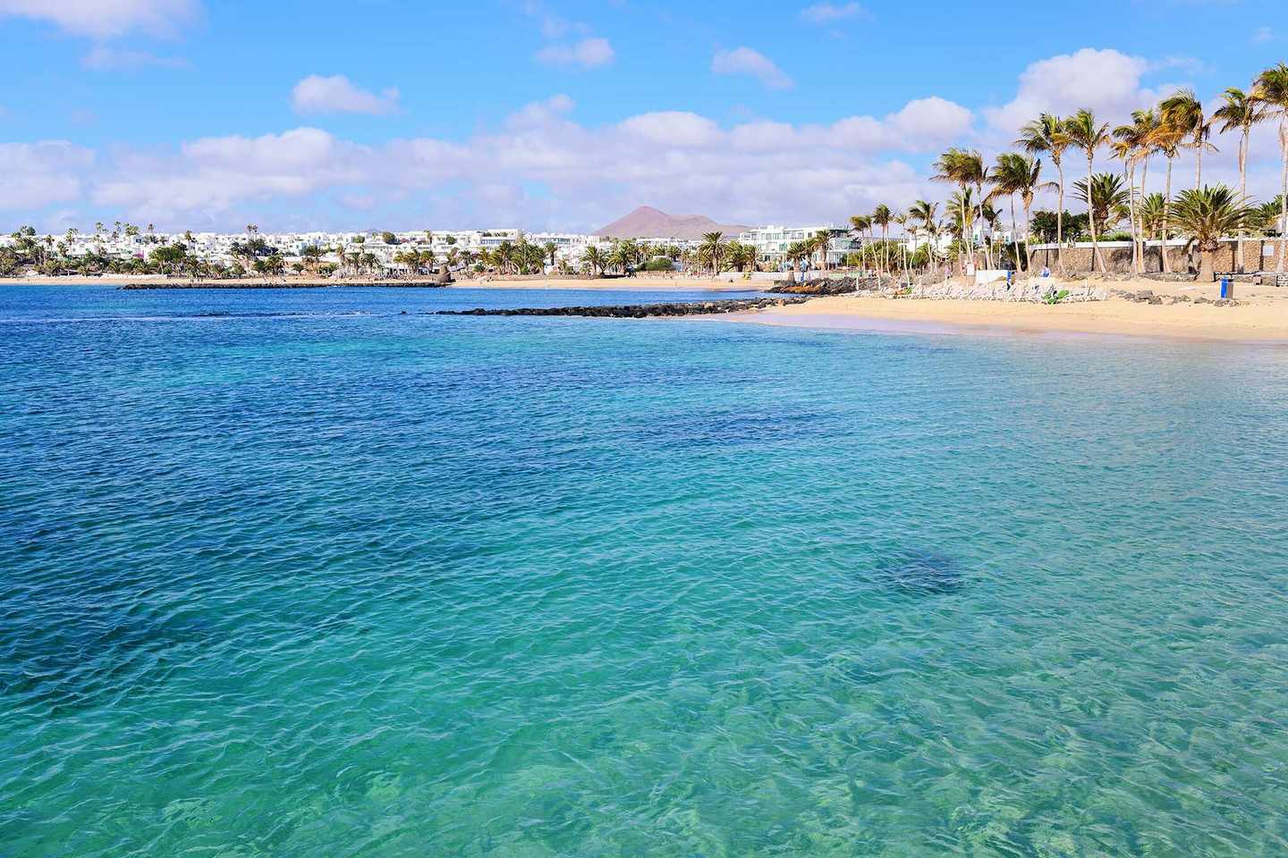 spanien-lanzarote-costa-teguise-las-cucharas-strand-g-1266509918.jpg
