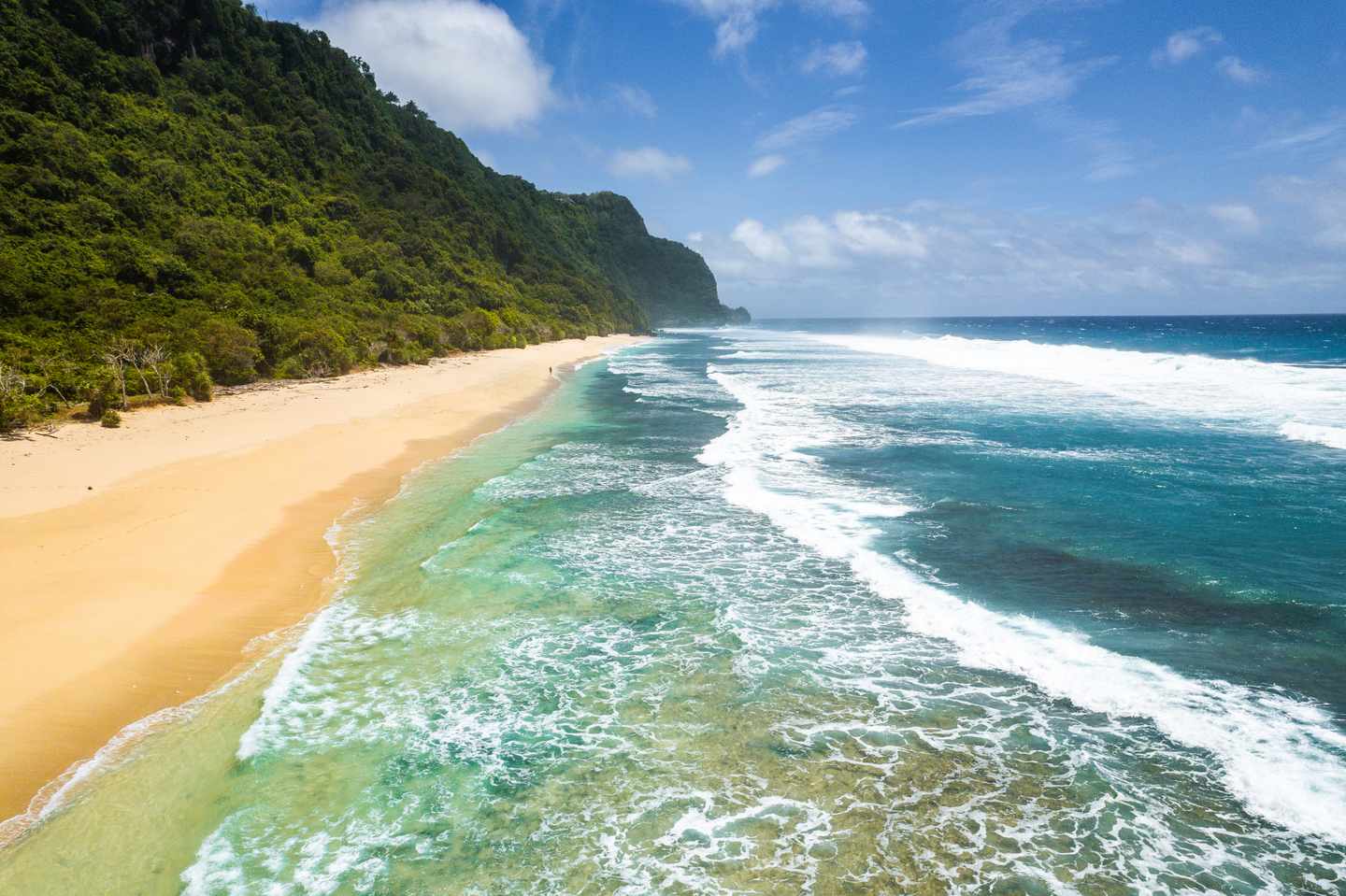 GettyImages-1485266308.jpg Luftaufnahme des Strandes von Nunggalan in Bali
