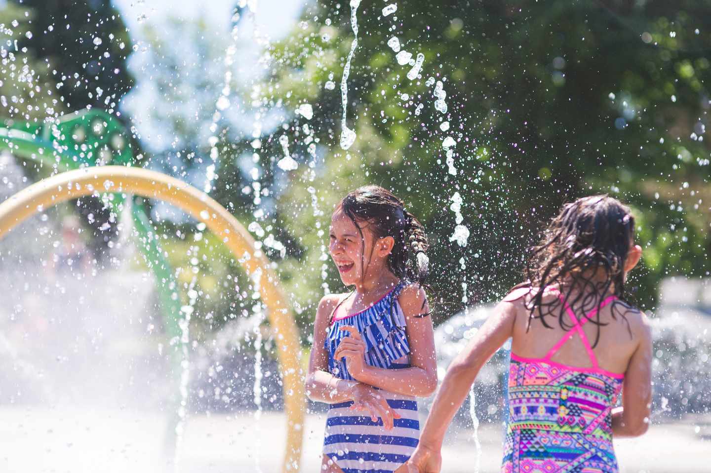 kinder-im-wasserpark-g-907893848.jpg
