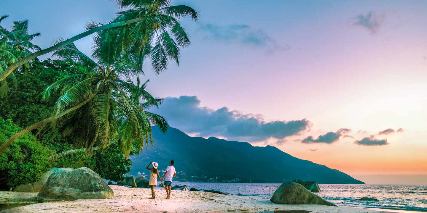 seychellen-mahe-paar-zu-fuss-am-tropischen-strand-bei-sonnenuntergang-g-1211606765.jpg