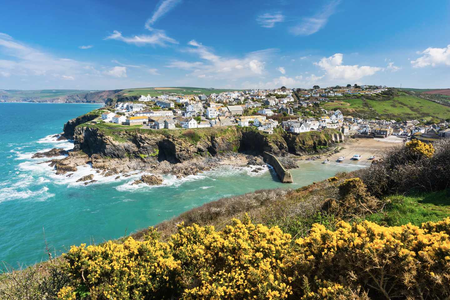 bltf69c88cd6c0e6951-england-port-isaac-cornwall-g-478290332-1.jpg Port Isaac in Cornwall, Bucht mit Meer und eine Stadt mit Cottages auf den Klippen