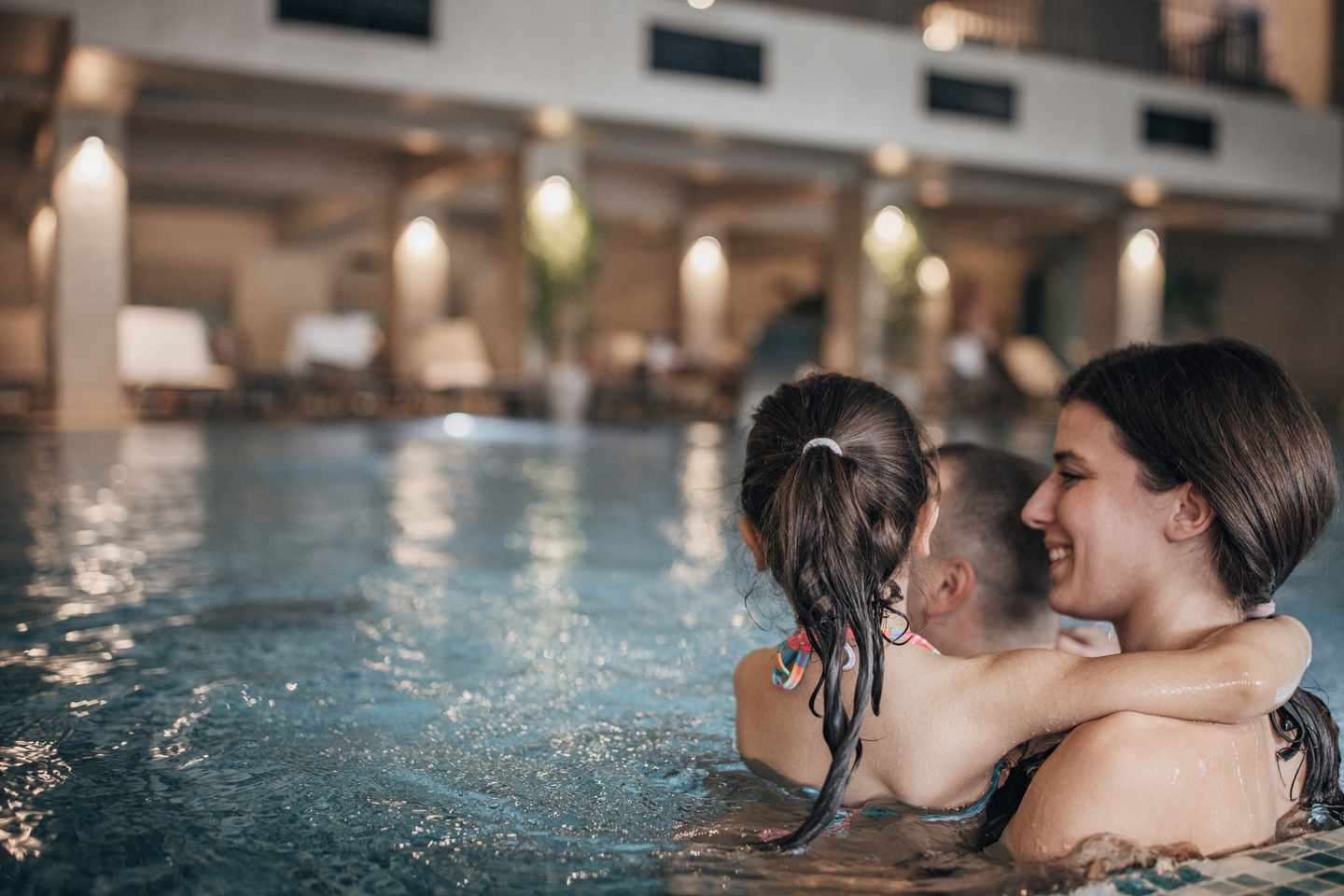 therme-frau-mit-kindern-g-1454231975_bearbeitet.jpg