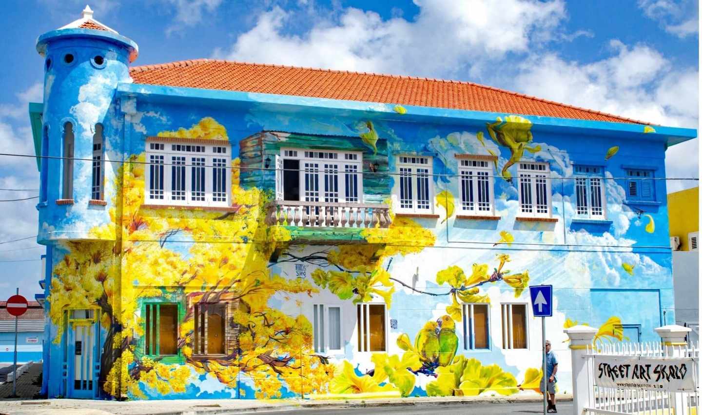 curacao-willemstad-streetart-scharloo-haus-gelbe-blumen-curacaotouristboard.jpg