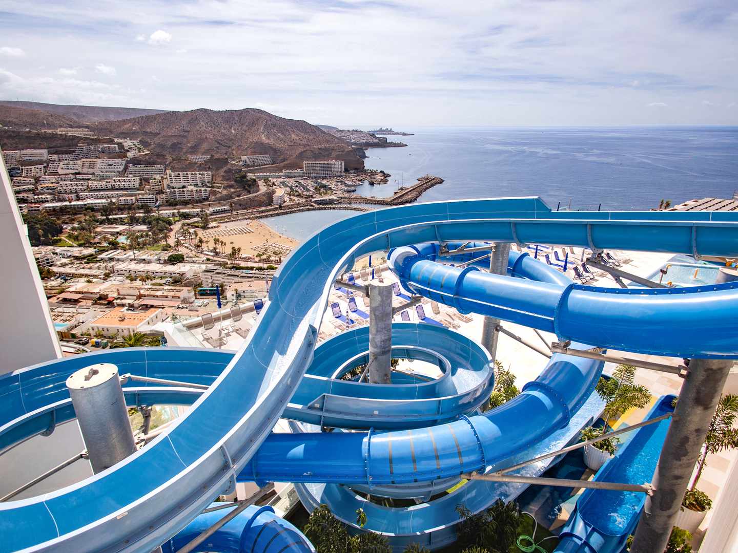 bltfc8535883c32b067-spanien-kanaren-gran-canaria-servatur-puerto-azul-h-DER1517679.jpg Große Wasserrutsche im Servatur Puerto Azul mit Blick auf Puerto Rico und den Atlantik auf Gran Canaria