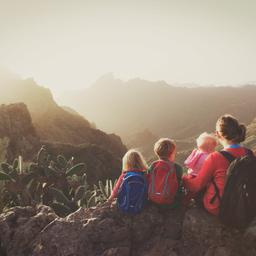 Kanaren-Mutter-mit-Kindern-beim-Wandern-g-669000432.jpg.png