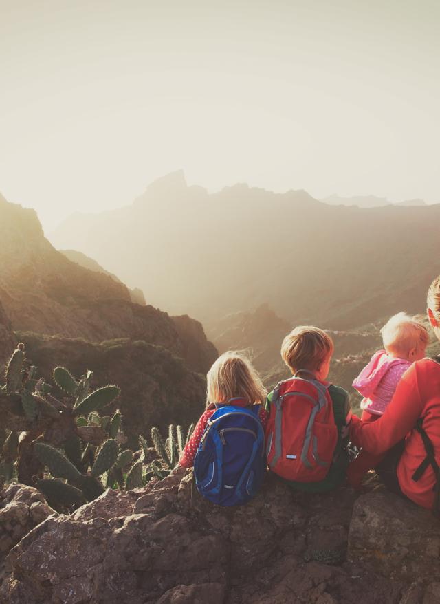 Kanaren-Mutter-mit-Kindern-beim-Wandern-g-669000432.jpg.png