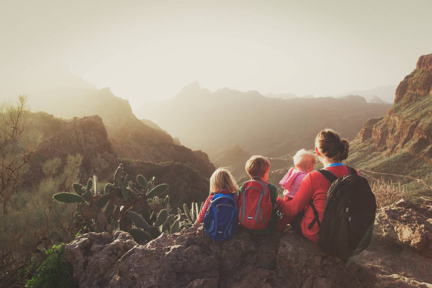 blt28f1ad59aa4e8515-Kanaren-Mutter-mit-Kindern-beim-Wandern-g-669000432.jpg.png Kanaren-Mutter-mit-Kindern-beim-Wandern-g-669000432.jpg.png