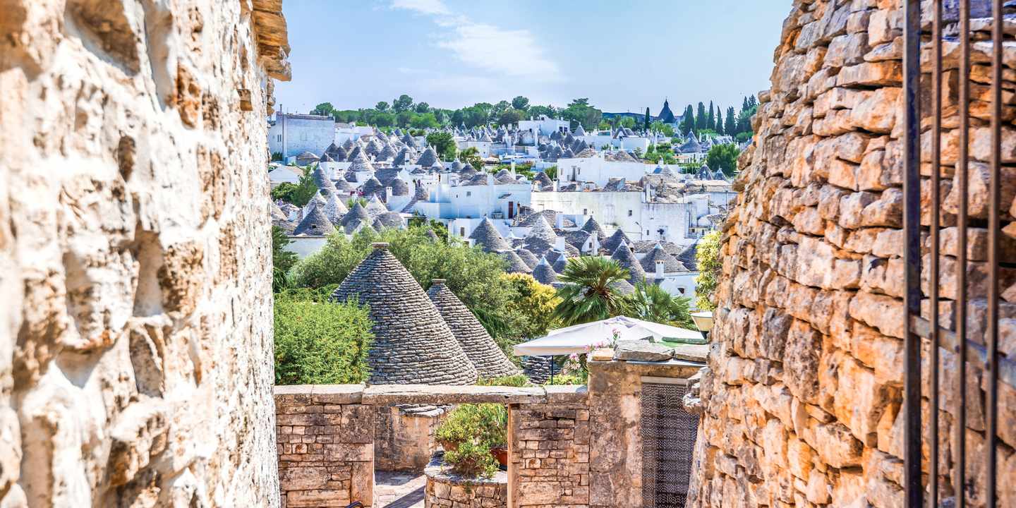 italien-apulien-alberobello-weisse-rundhaeuser-g-1244673736.jpg