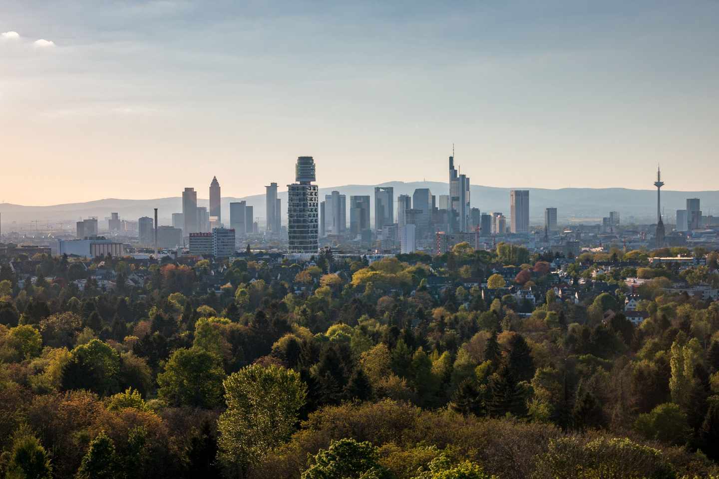 deutschland-reisemagazin-kulinarisch-panoramablick-auf-die-frankfurter-skyline-g-954515336.jpg