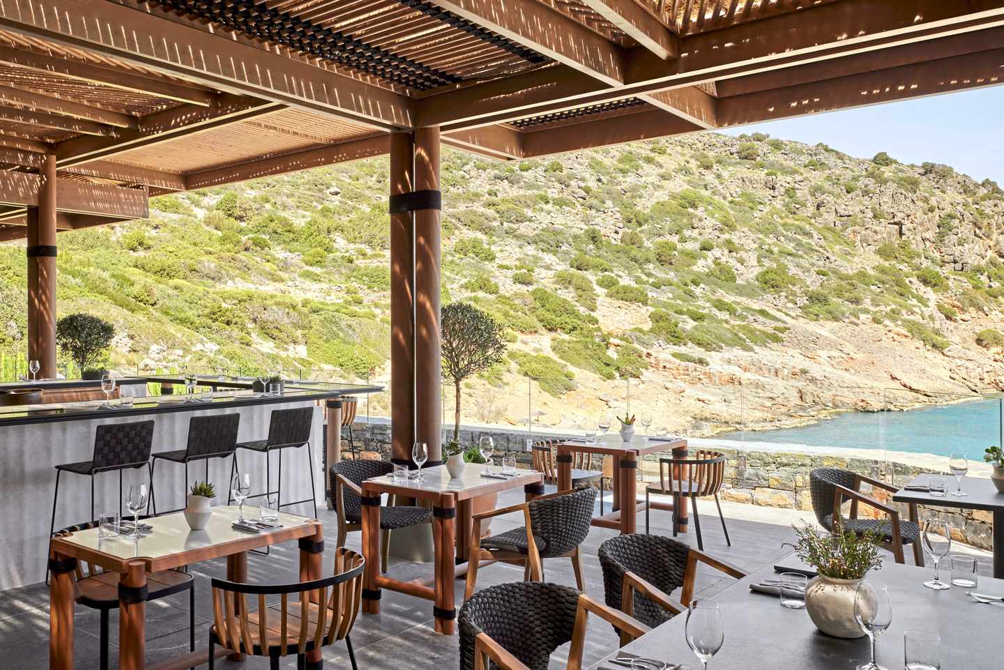 Tische und Stühle auf einer Outdoor-Terrasse