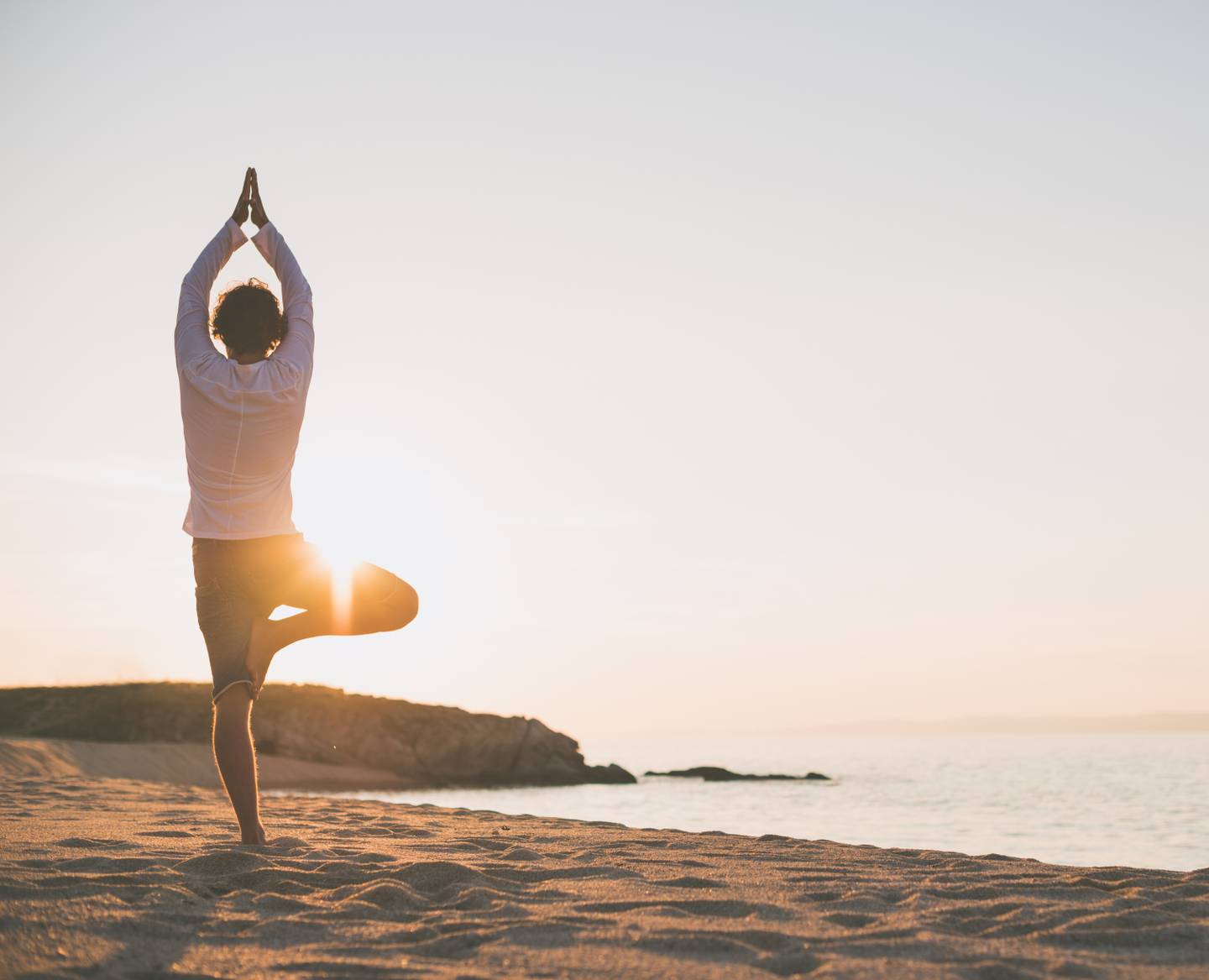 blt6074245609256d85-aktivurlaub-mann-yoga-strand-g-670123058.jpeg aktivurlaub-mann-yoga-strand-g-670123058.jpeg