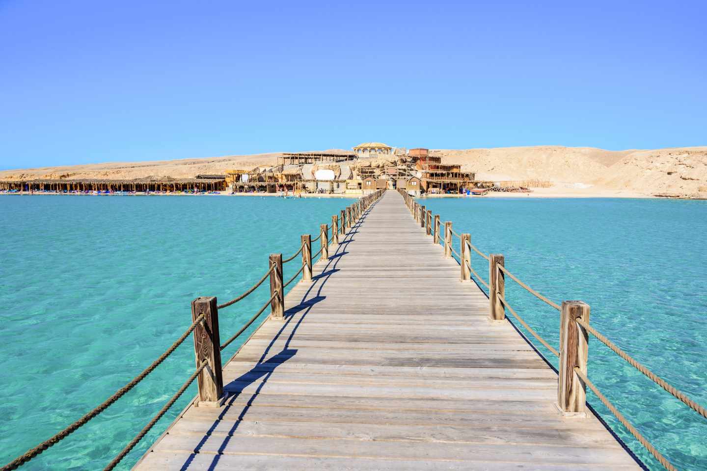 Hurghada Urlaub: Holzsteg am Roten Meer in Ägypten