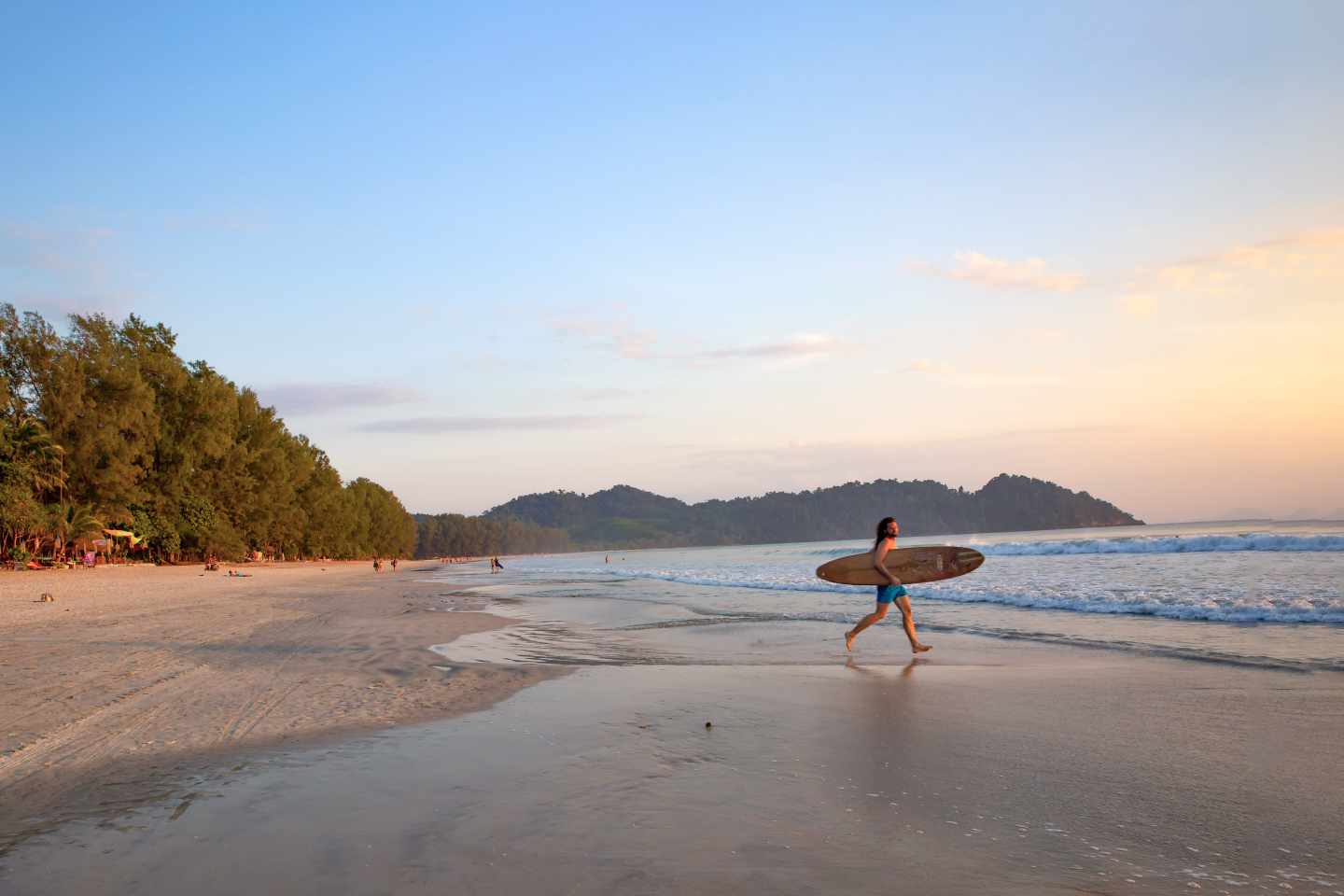 thailand-surfer-laeuft-dem-sonnenuntergang-entgegen-g-1138819510.jpg