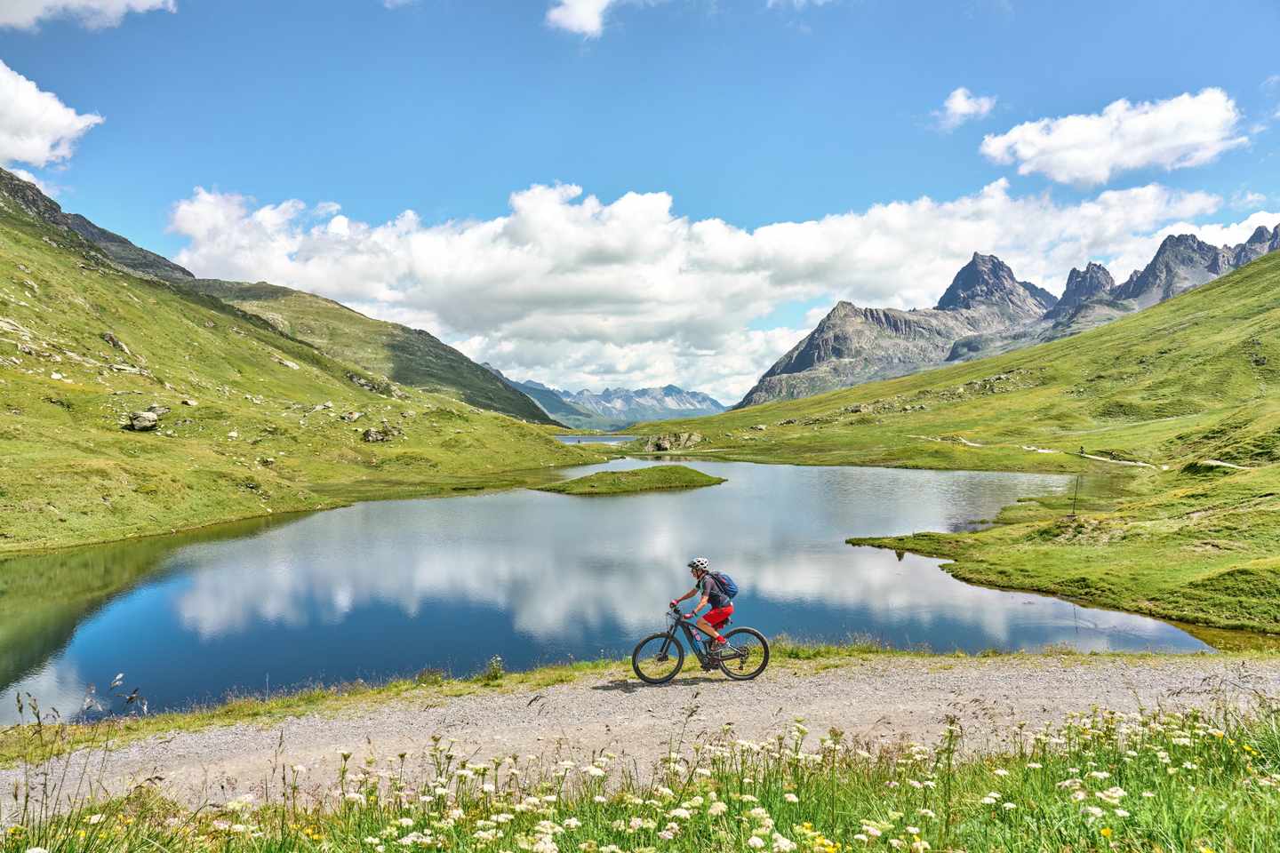 oesterreich-tirol-gaschurn-silvretta-fahrradfahrer-see-g-1409702144-2.jpg