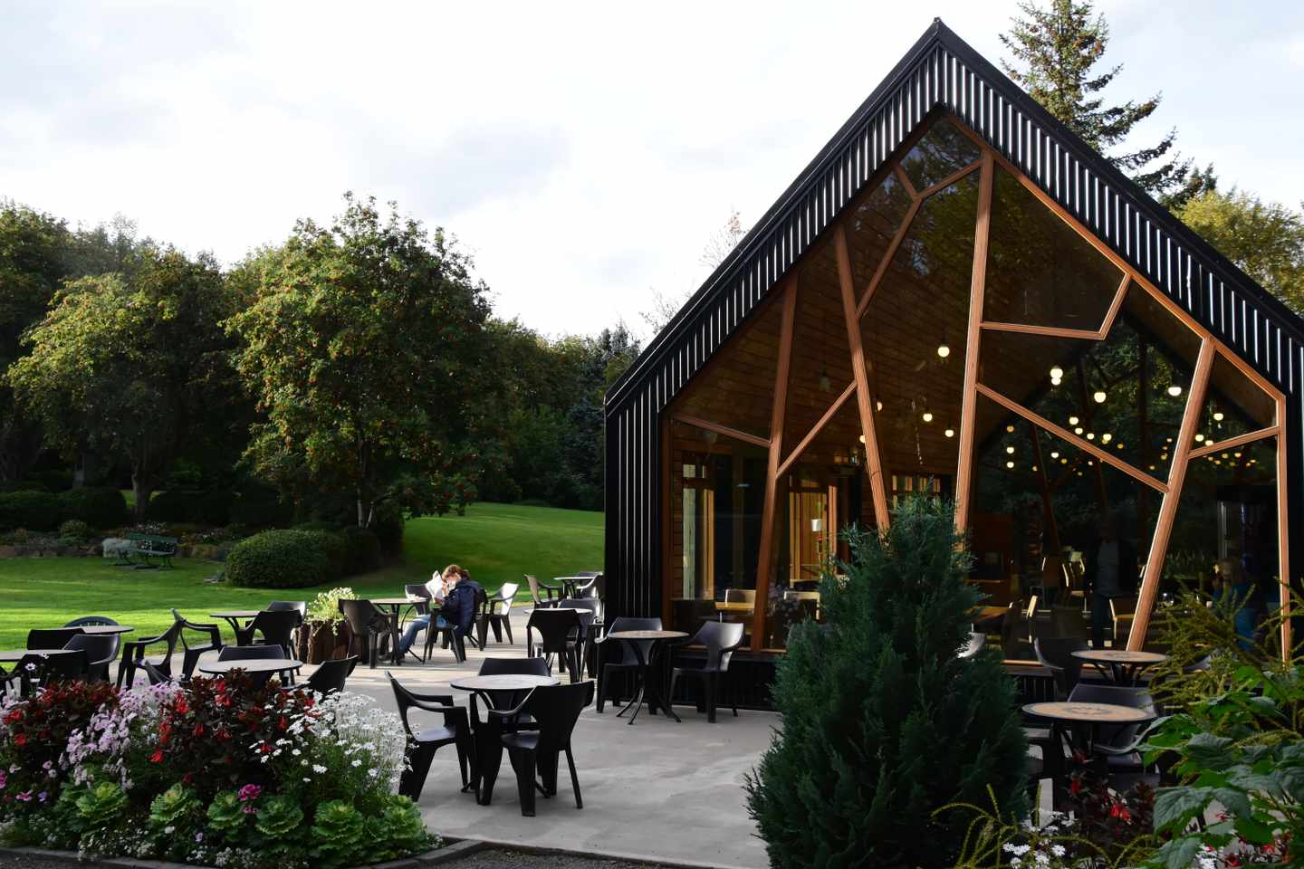 blte288175e7e4039d6-island-akureyri-botanischer-garten-cafe-i-lena-herrmann.JPG Blick auf das Café im Botanischen Garten in Akureyri