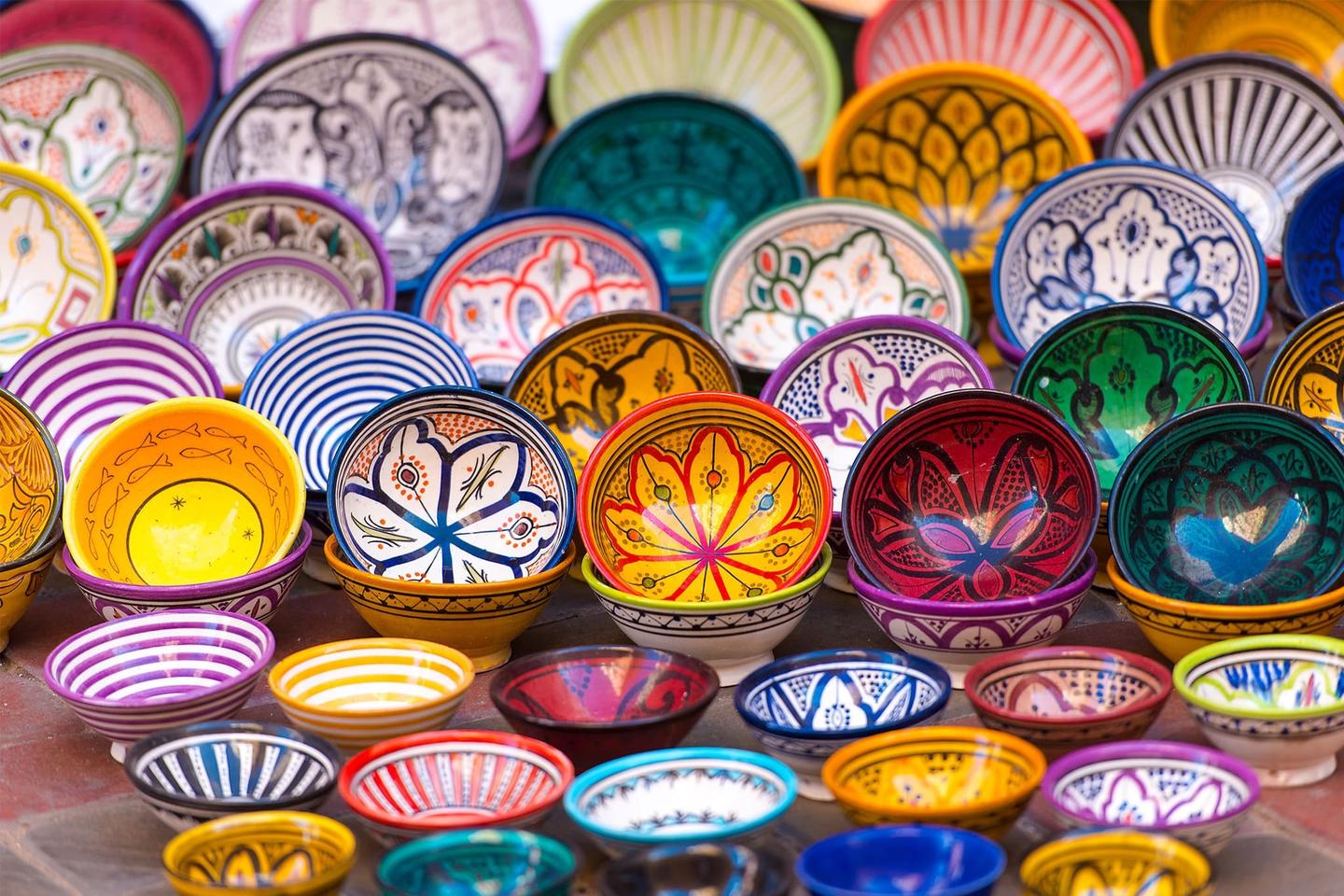 spanien-mallorca-maerkte-traditionelle-mallorquinische-schuesseln-g-908255262.jpg