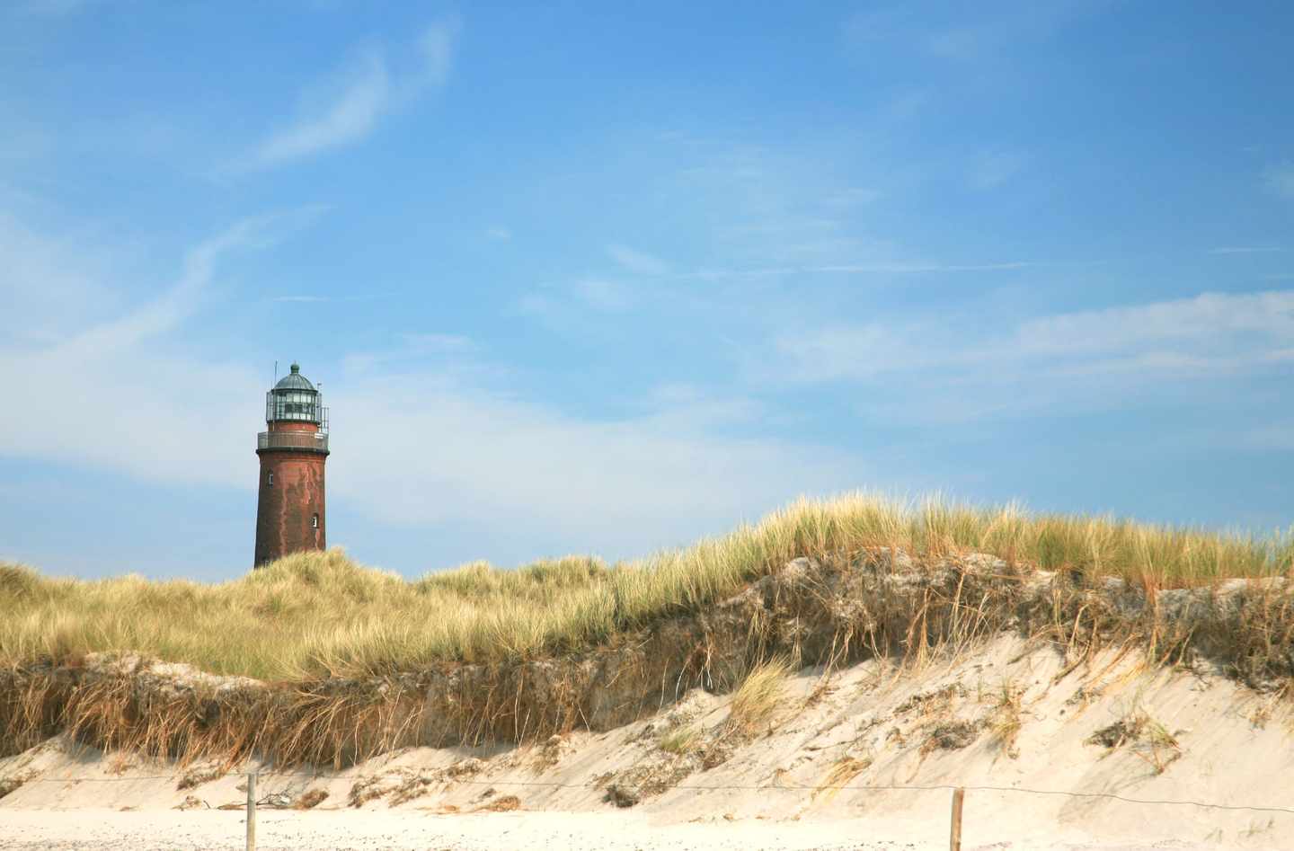 deutschland-vorpommersche-boddenlandschaft-leuchtturm-dertour-g-173838091.jpg